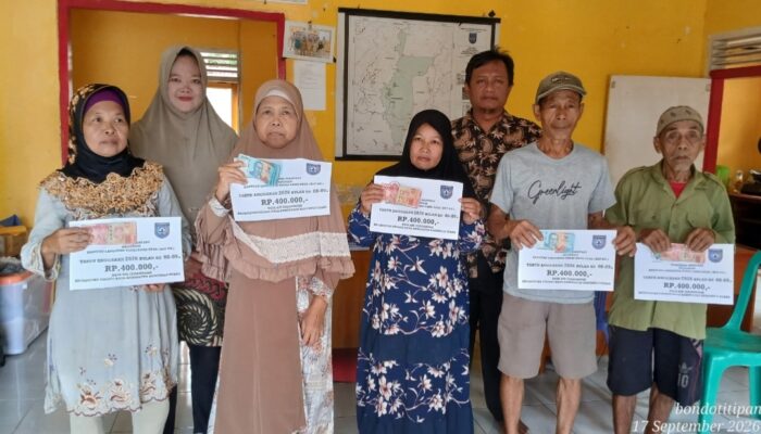 Penerima Manfaat Sumringah, Pemdes Air Sekamanak Salurkan BLT-DD