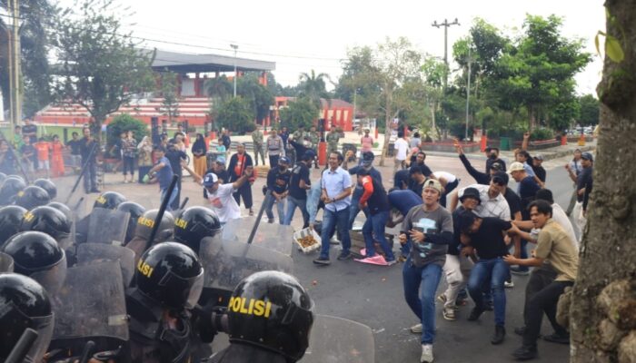 Polres Bengkulu Utara Simulasi Sispamkota Amankan Massa Demo Tuntut Kebijakan Evaluasi Anggaran Infrastruktur